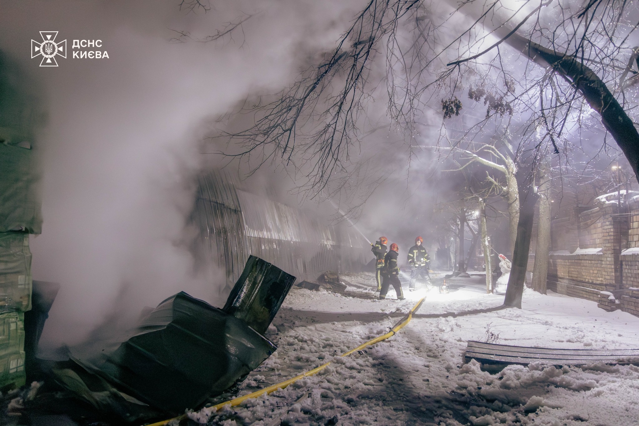 У Голосіївському районі вогнеборці ліквідували пожежу у складському приміщені - фото 2