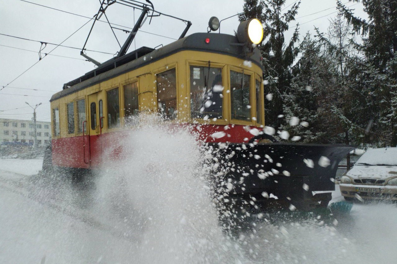 У Києві працюють вагони-снігоочисники для забезпечення безперебійного руху трамваїв