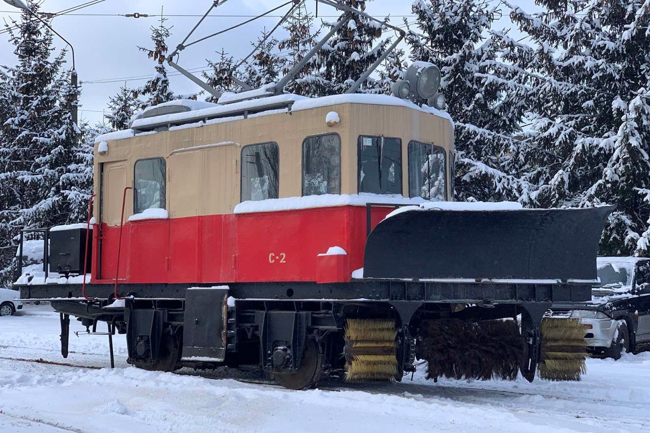 У Києві працюють вагони-снігоочисники для забезпечення безперебійного руху трамваїв - фото 3