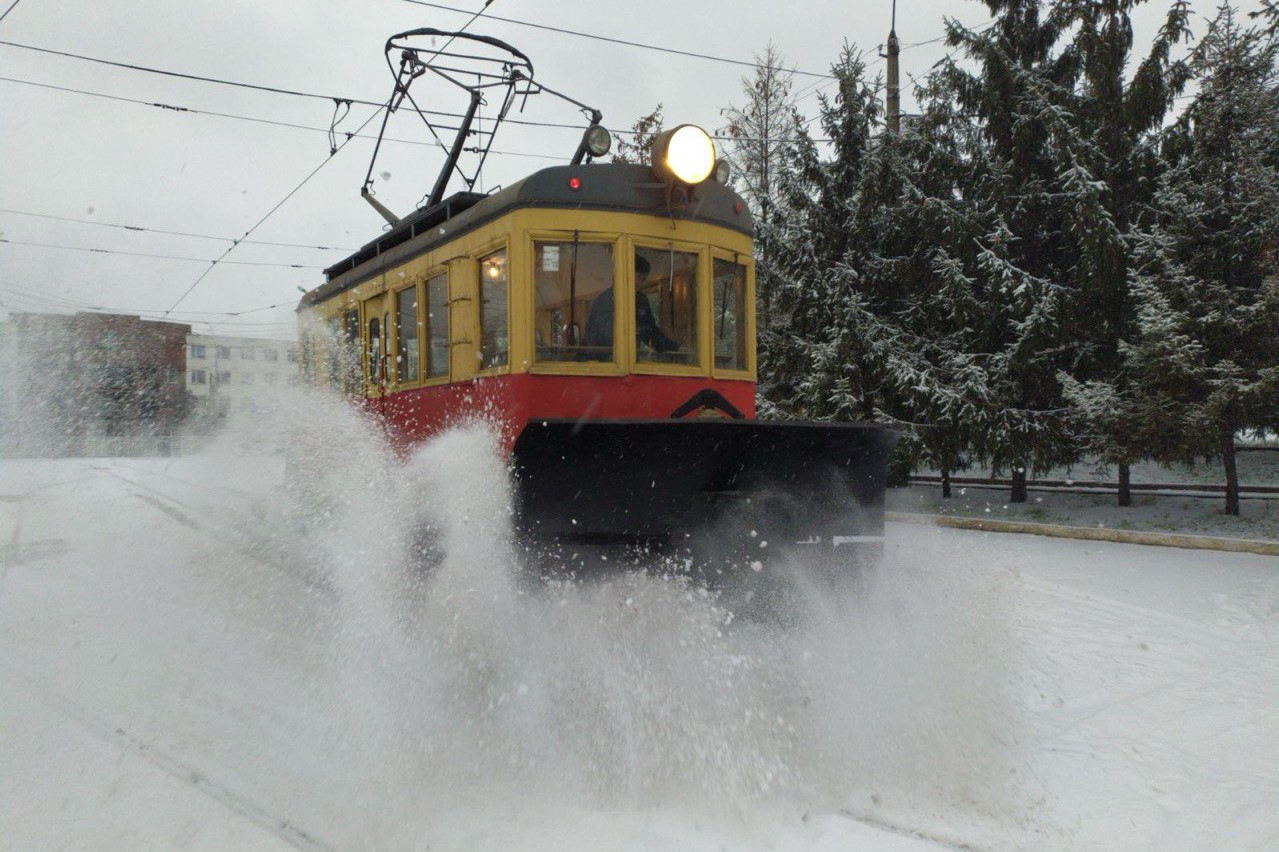 У Києві працюють вагони-снігоочисники для забезпечення безперебійного руху трамваїв - фото 4