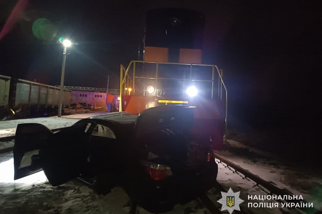 Автомобіль BMW зіткнувся з локомотивом на Львівщині: загинула пасажирка - фото 3