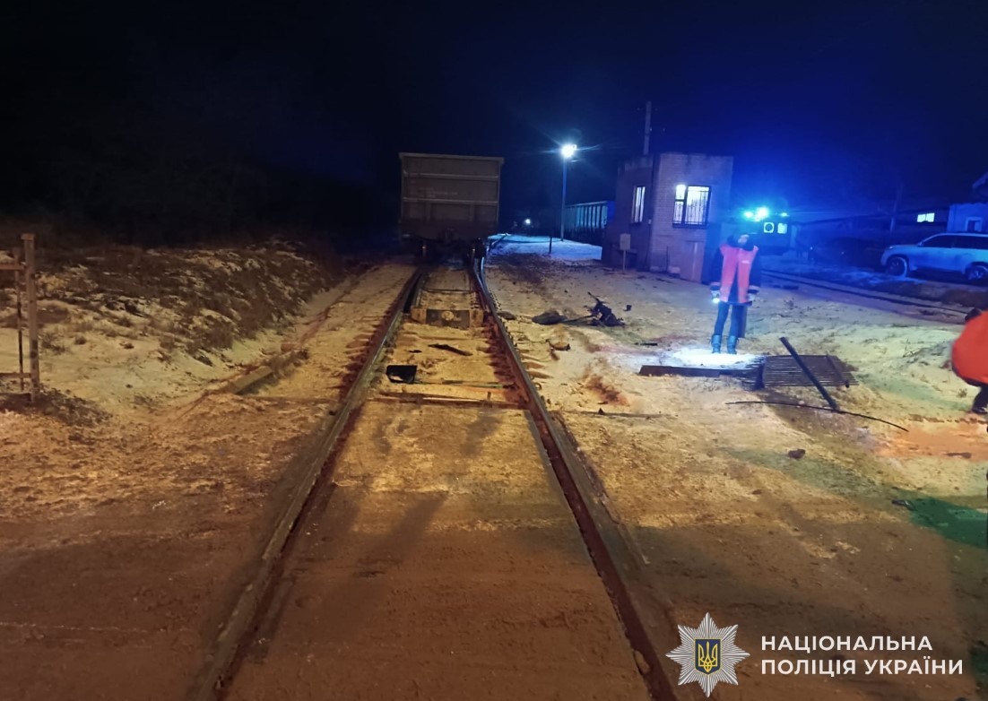 Автомобіль BMW зіткнувся з локомотивом на Львівщині: загинула пасажирка