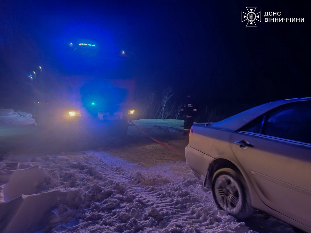 Рятувальники витягли зі снігового замету авто, яке везло хліб на Вінниччині - фото 4
