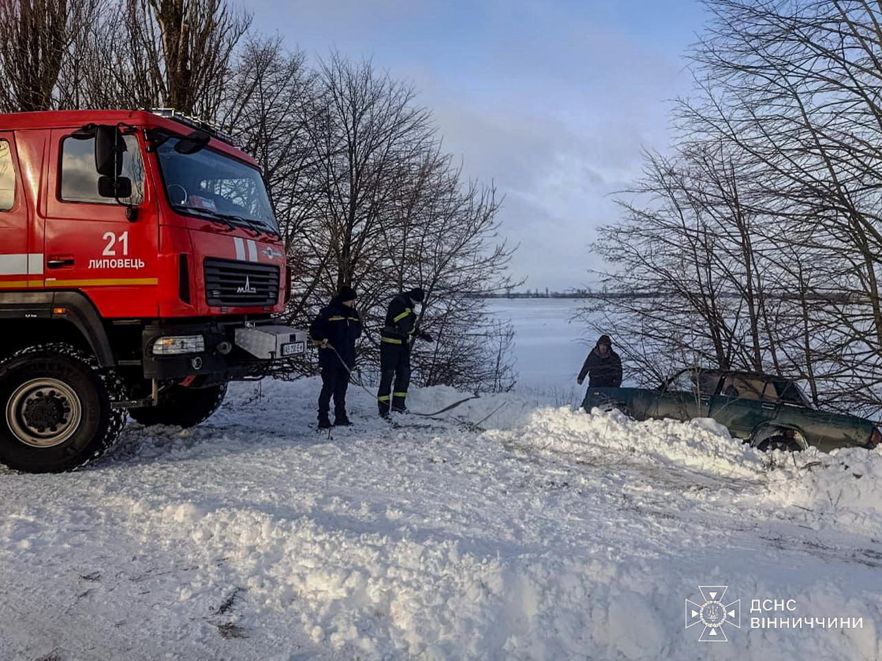 Рятувальники витягли зі снігового замету авто, яке везло хліб на Вінниччині