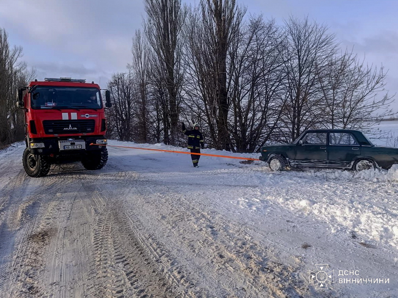 Рятувальники витягли зі снігового замету авто, яке везло хліб на Вінниччині - фото 2