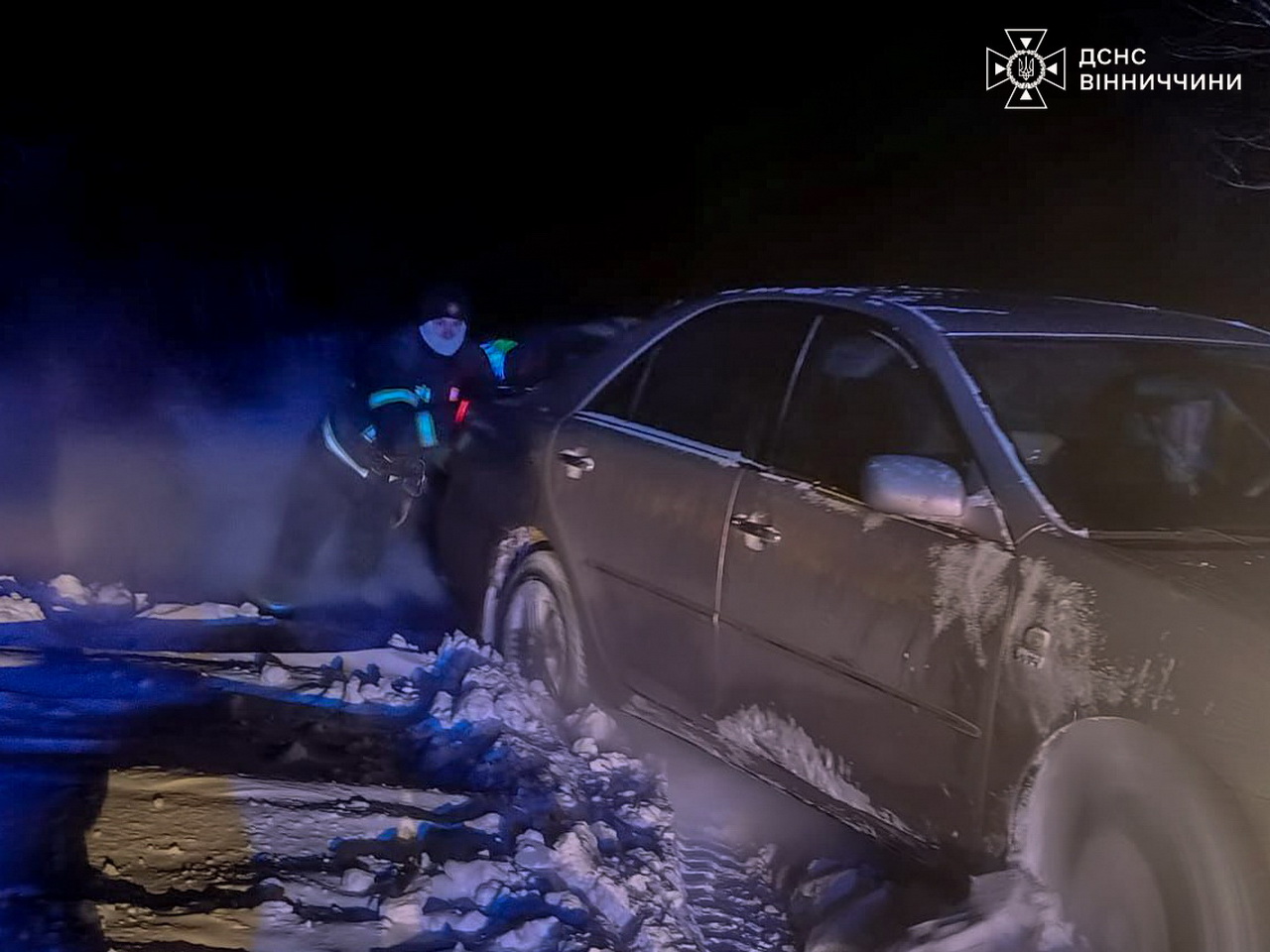 Рятувальники витягли зі снігового замету авто, яке везло хліб на Вінниччині - фото 5