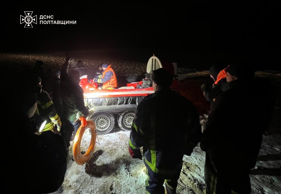 У новорічну річ врятували людей, які на човні застрягли серед Дніпра