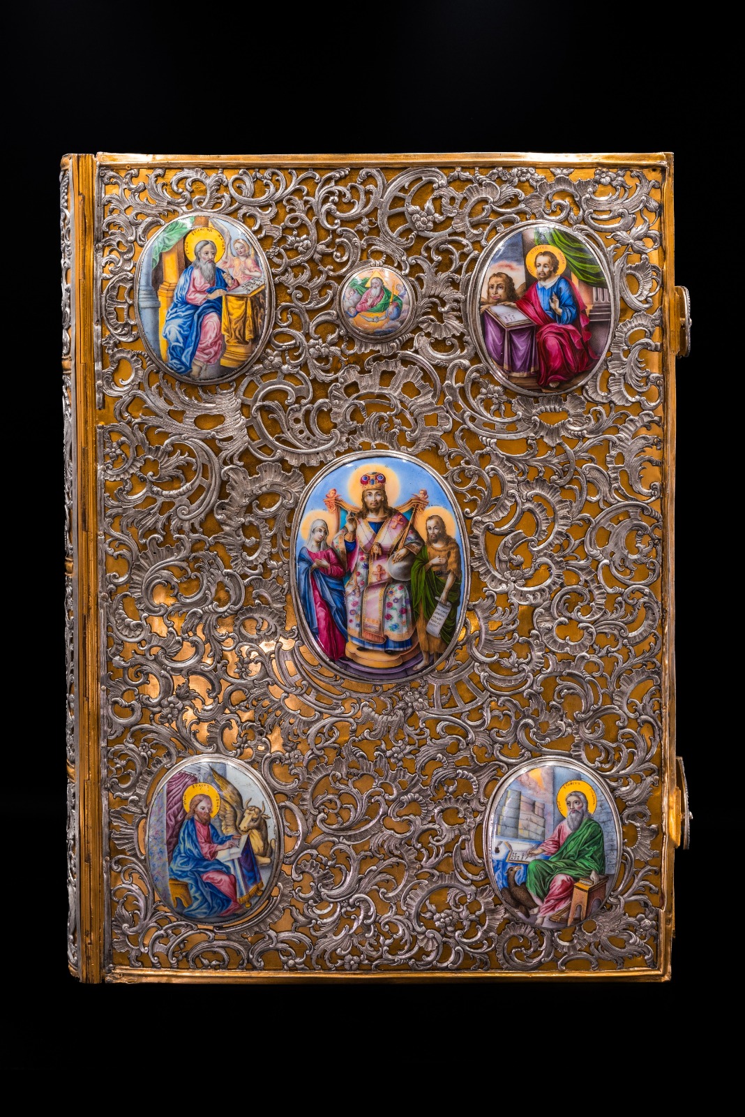 26 унікальних музейних предметів стали культурним надбанням України