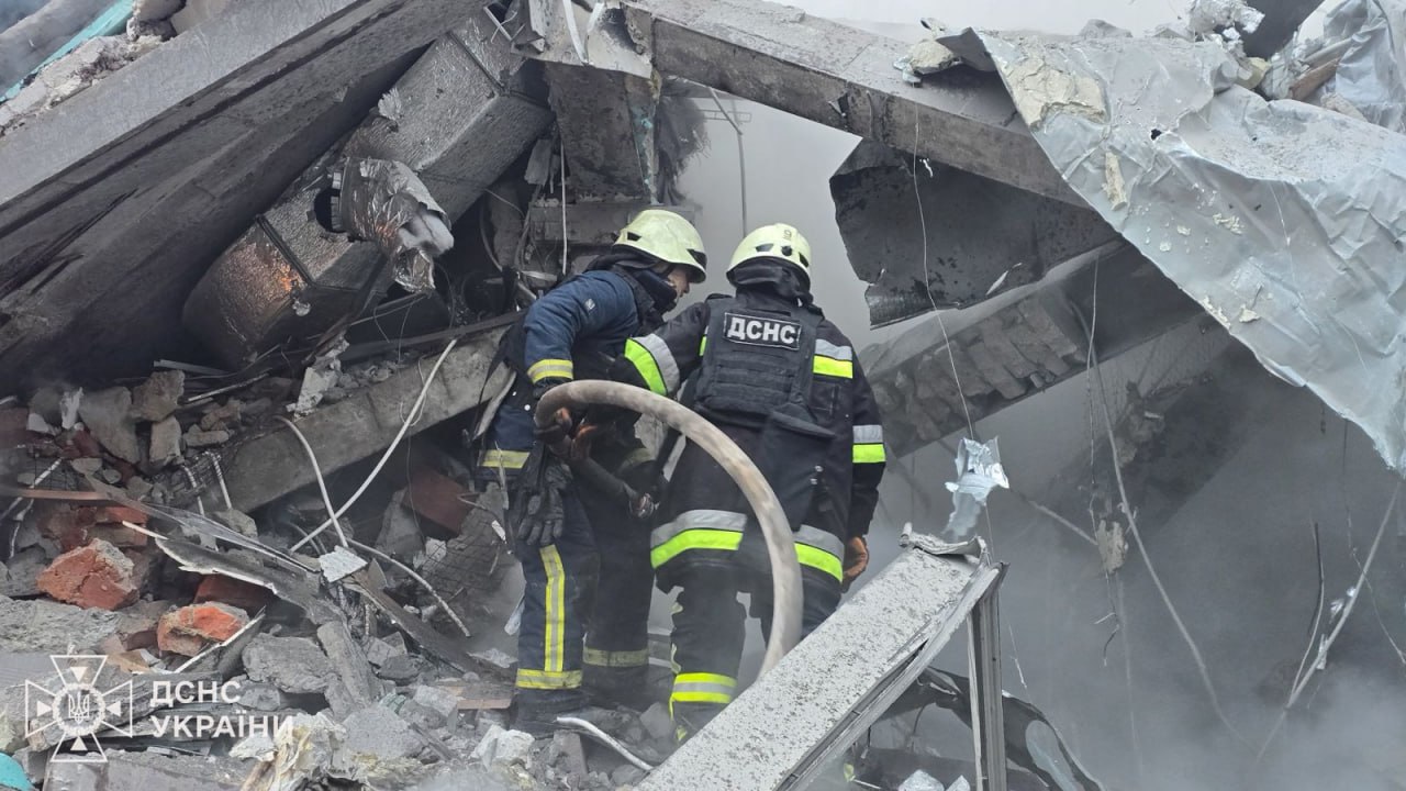 Дві ракети зруйнували п’ятиповерховий будинок у Харкові - фото 5