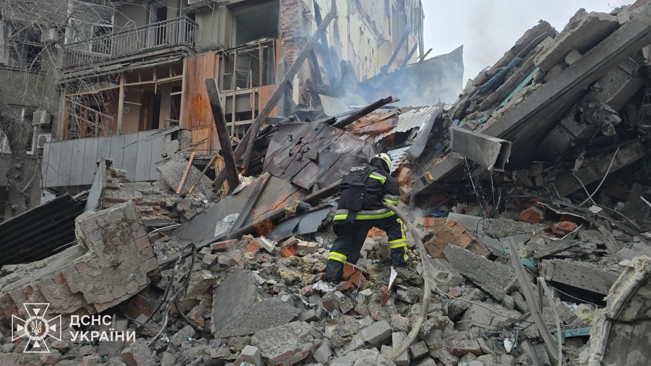 Дві ракети зруйнували п’ятиповерховий будинок у Харкові