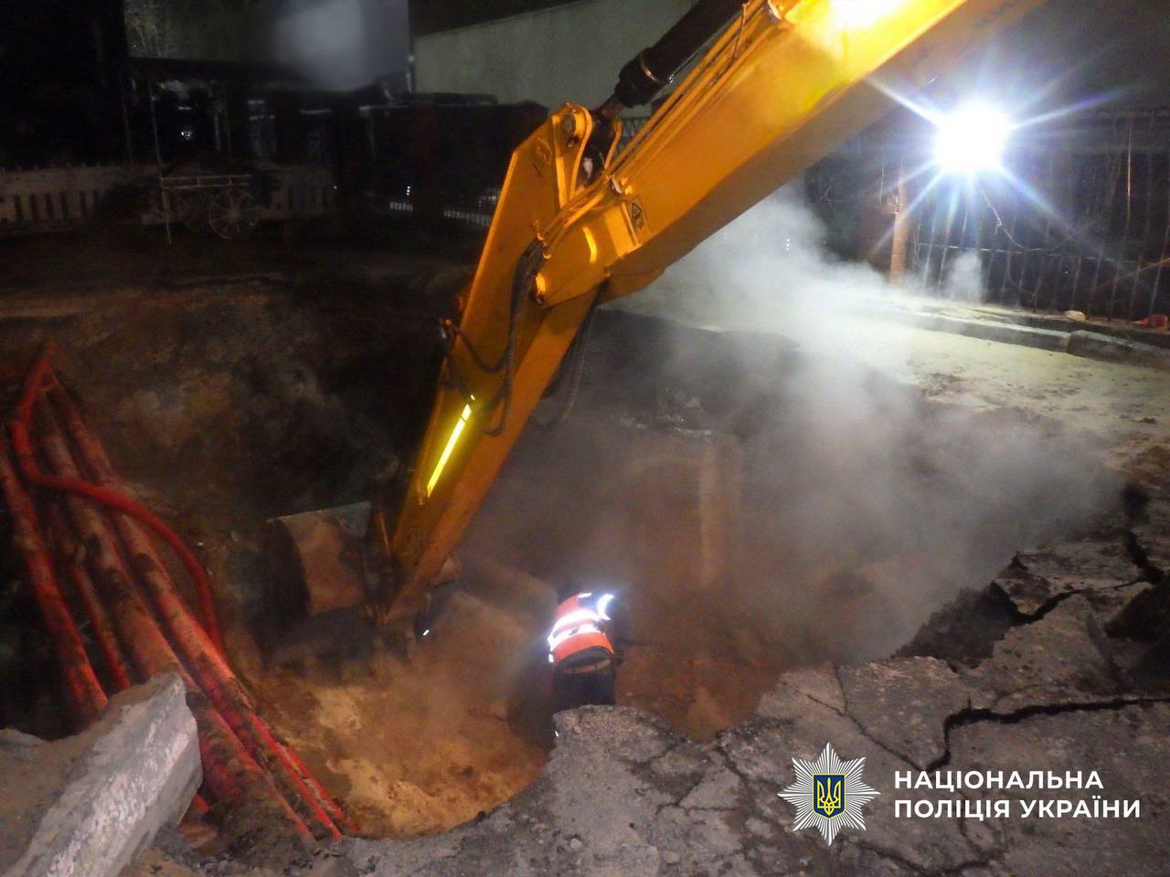 У Києві 16-річна дівчина впала в яму з окропом, що утворилася внаслідок аварії тепломережі