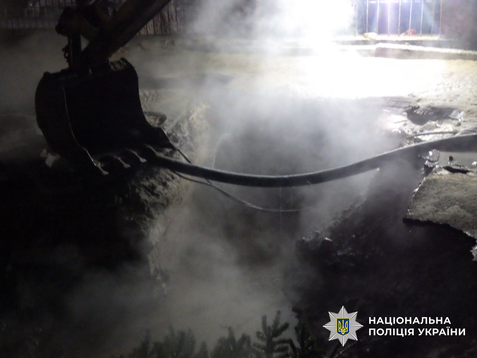 У Києві дівчина впала в яму з кип’ятком на місці прориву теплотраси – на тілі 73% опіків