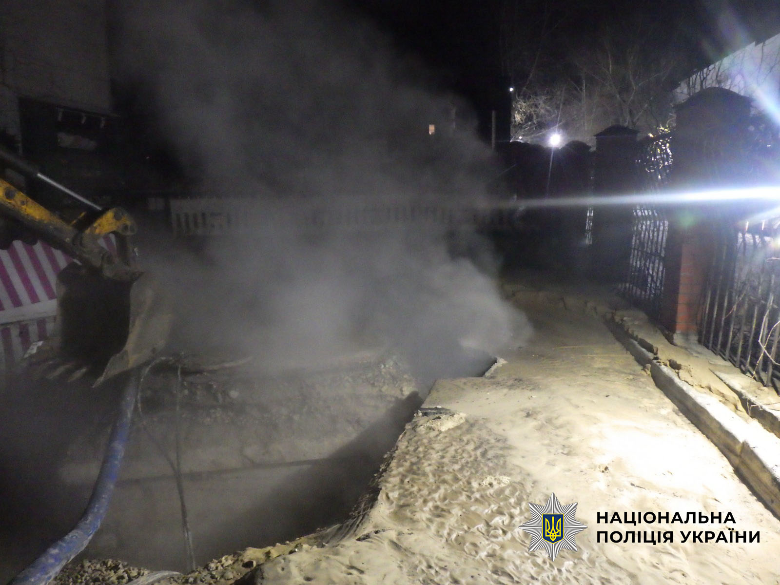 У Києві дівчина впала в яму з кип’ятком на місці прориву теплотраси – на тілі 73% опіків - фото 2