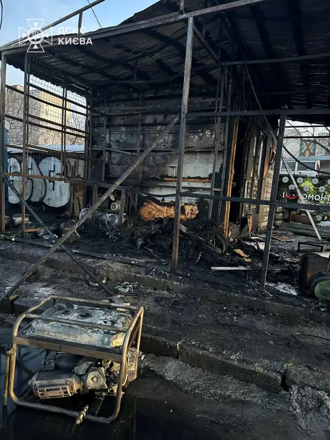 У Києві через загоряння генератора спалахнув шиномонтаж