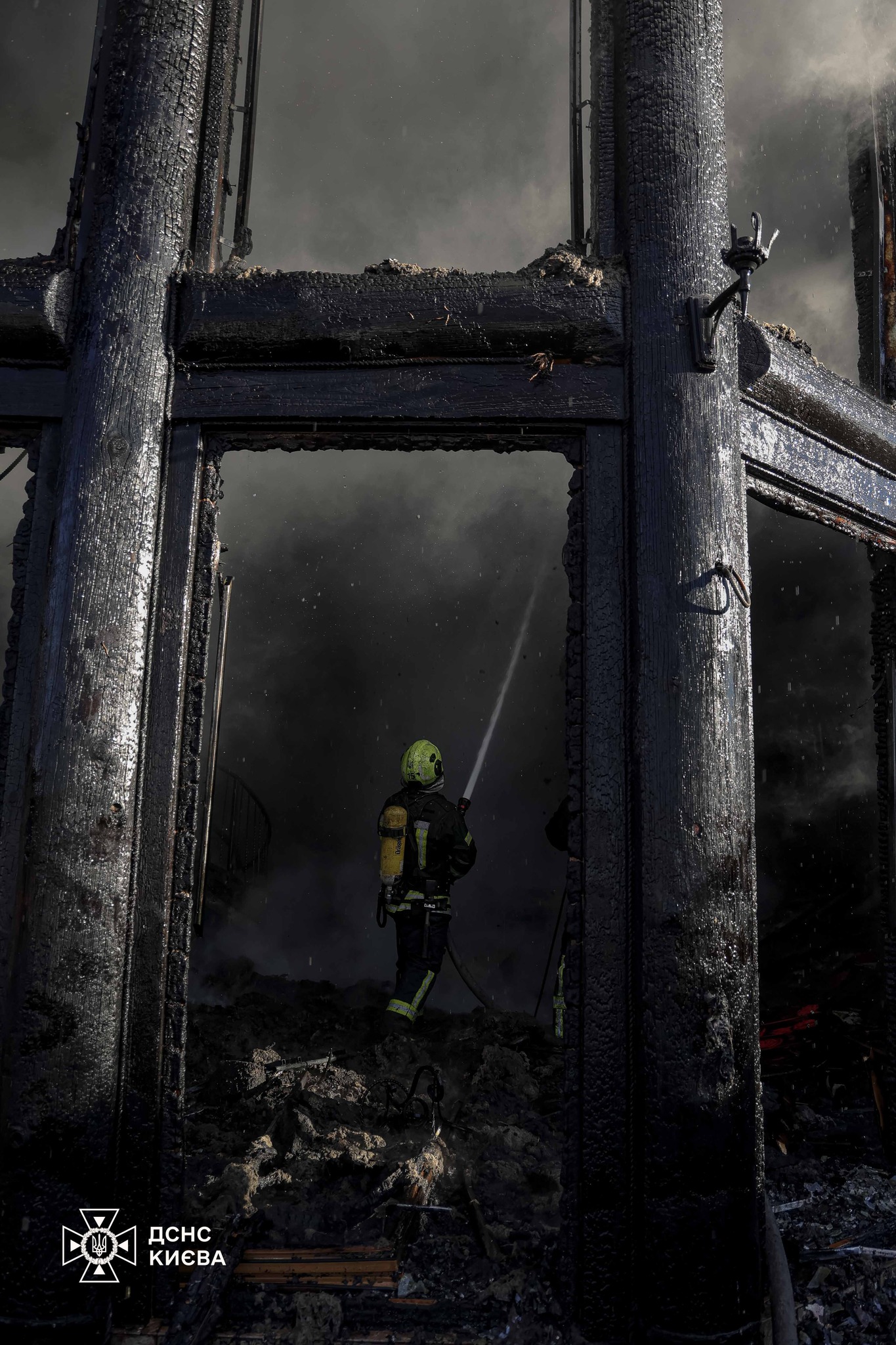 У Києві під час пожежі постраждала мати з дитиною - фото 3