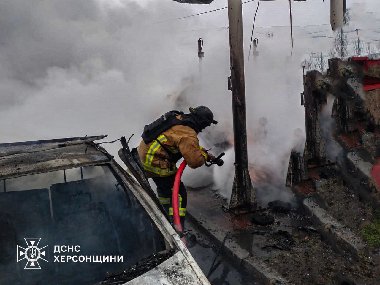 Дрон атакував АЗС у Херсоні - фото 2