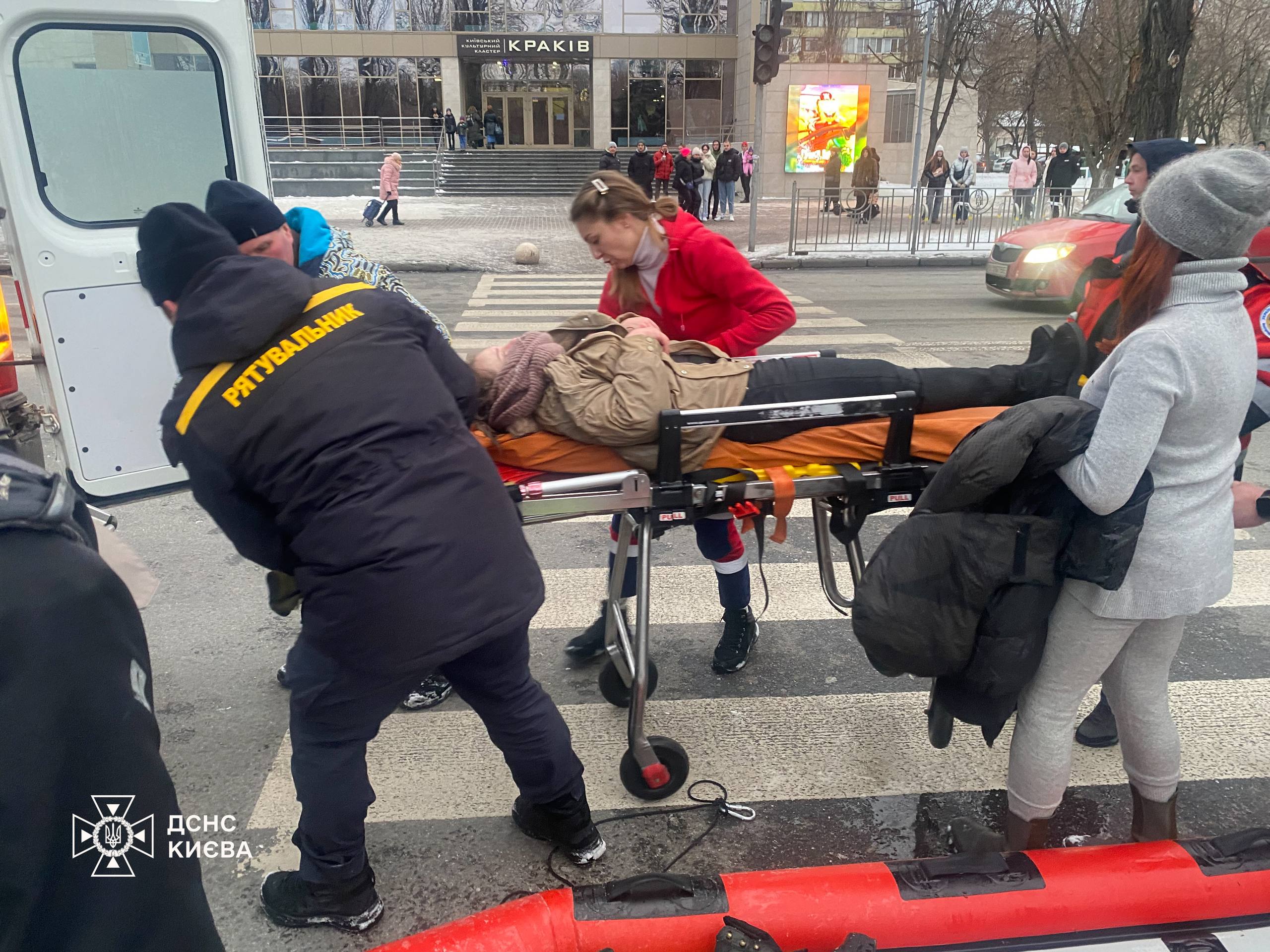 У Києві рятувальники дістали двох людей з крижаної водойми