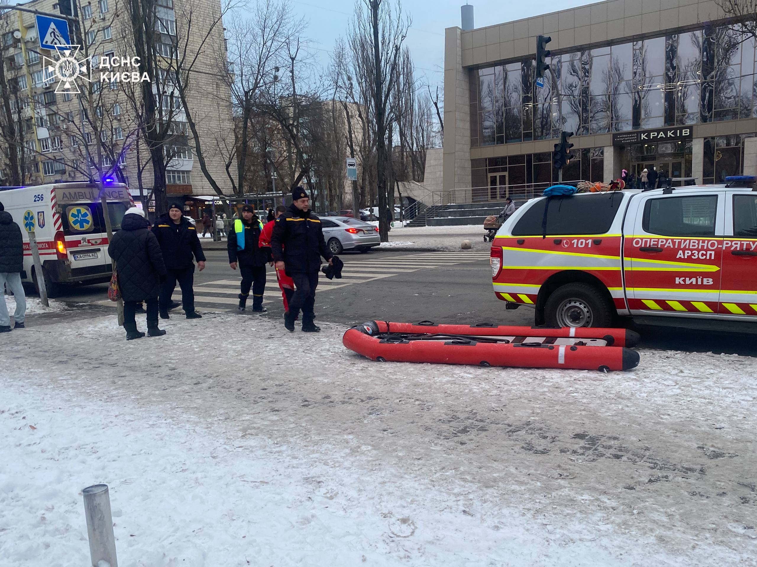 У Києві рятувальники дістали двох людей з крижаної водойми - фото 2