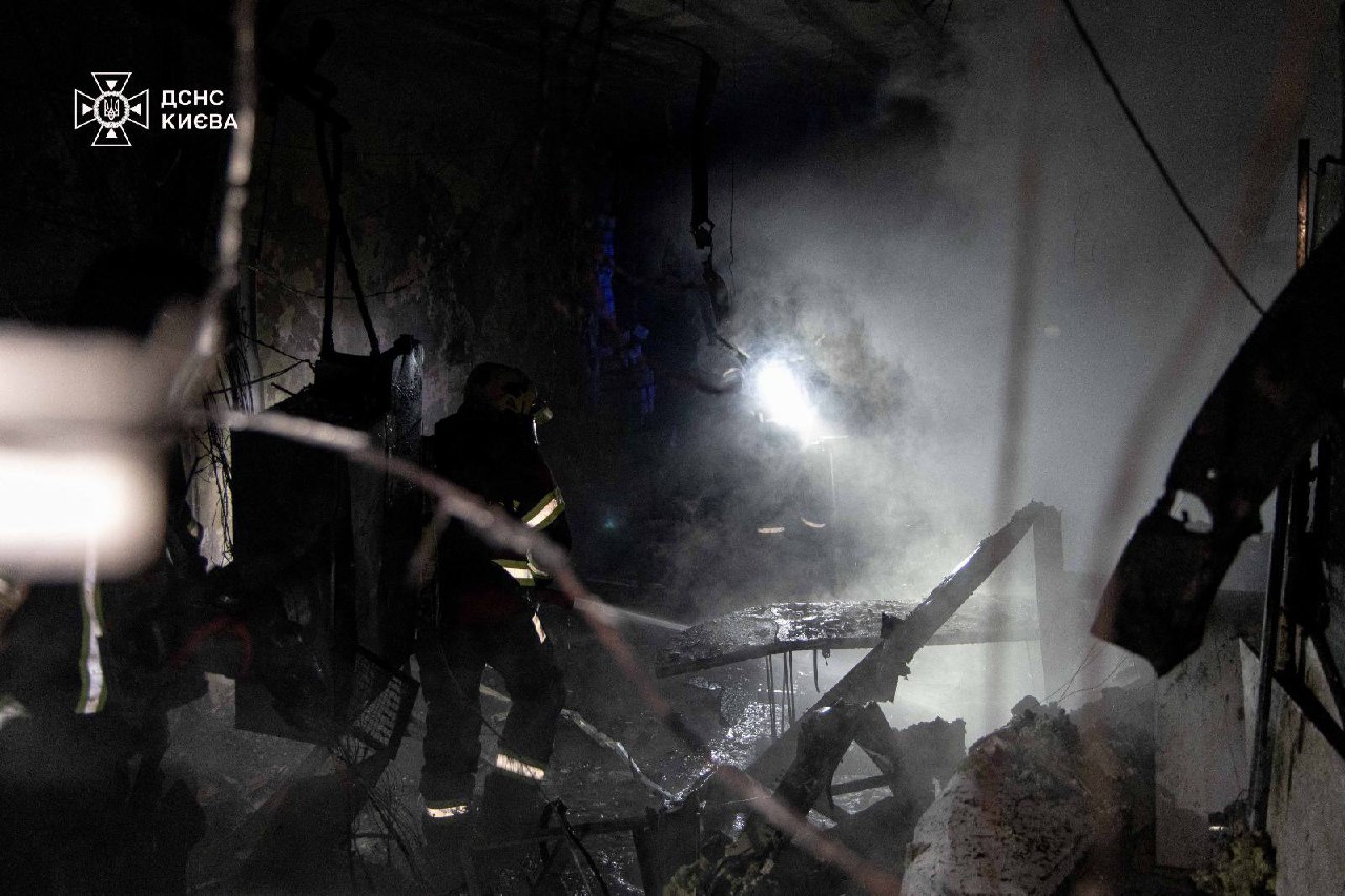 У Києві БпЛА влучив у приватну клініку: є загиблий та постраждалі - фото 2