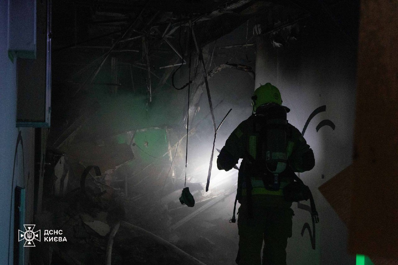 У Києві БпЛА влучив у приватну клініку: є загиблий та постраждалі - фото 3