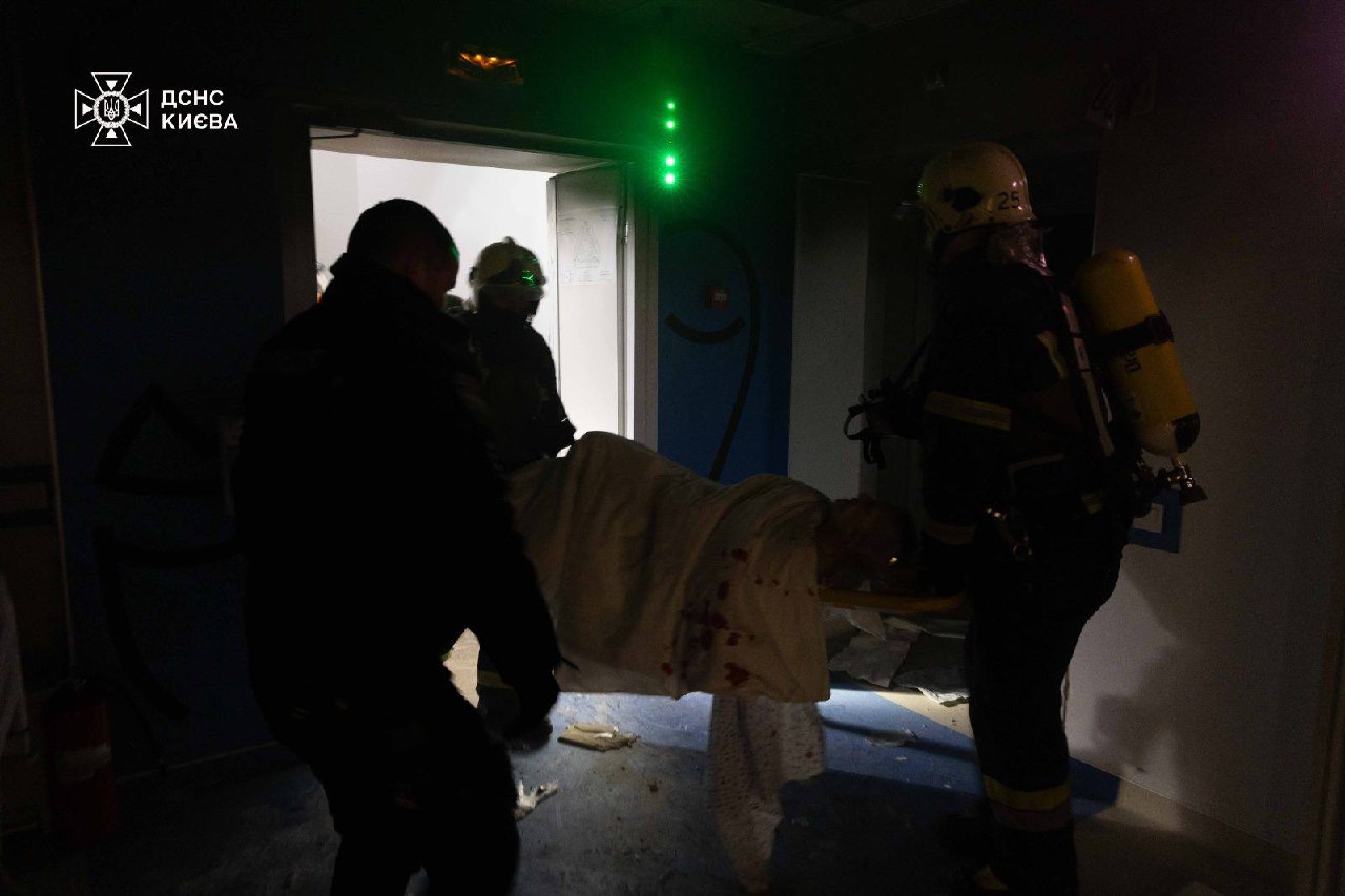 У Києві БпЛА влучив у приватну клініку: є загиблий та постраждалі - фото 6