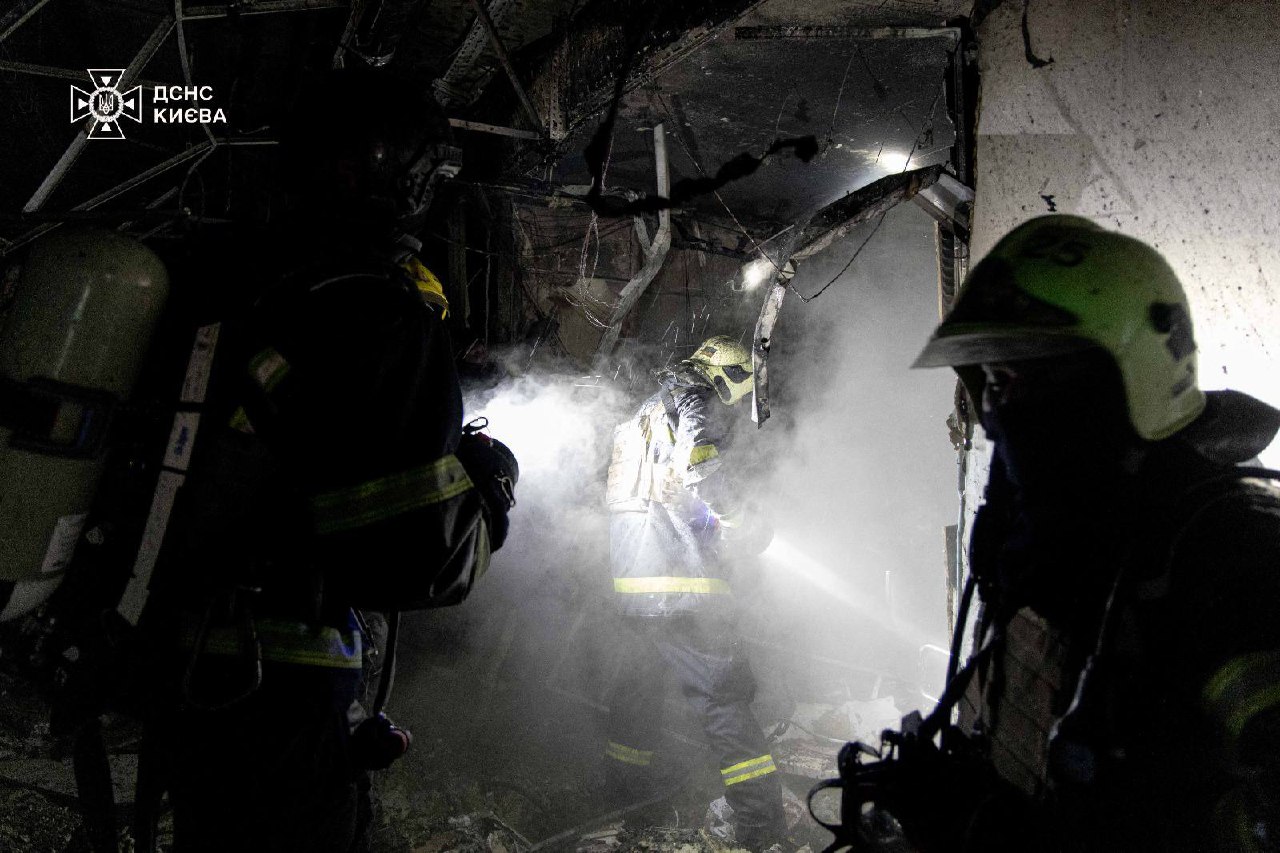 У Києві БпЛА влучив у приватну клініку: є загиблий та постраждалі - фото 4