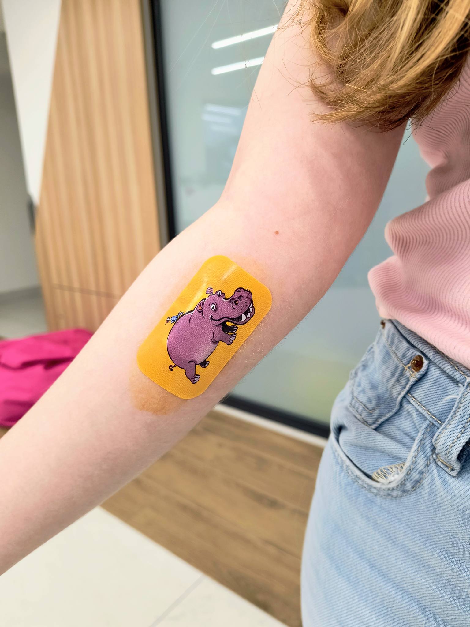 На Львівщині школярка випадково загнала голку в руку і шокувала лікарів