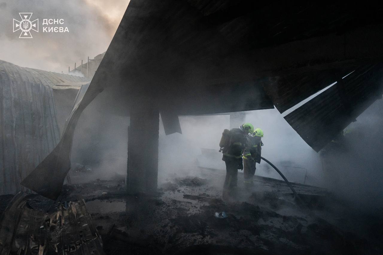 Масштабна пожежа у Солом’янському районі ліквідована - фото 4