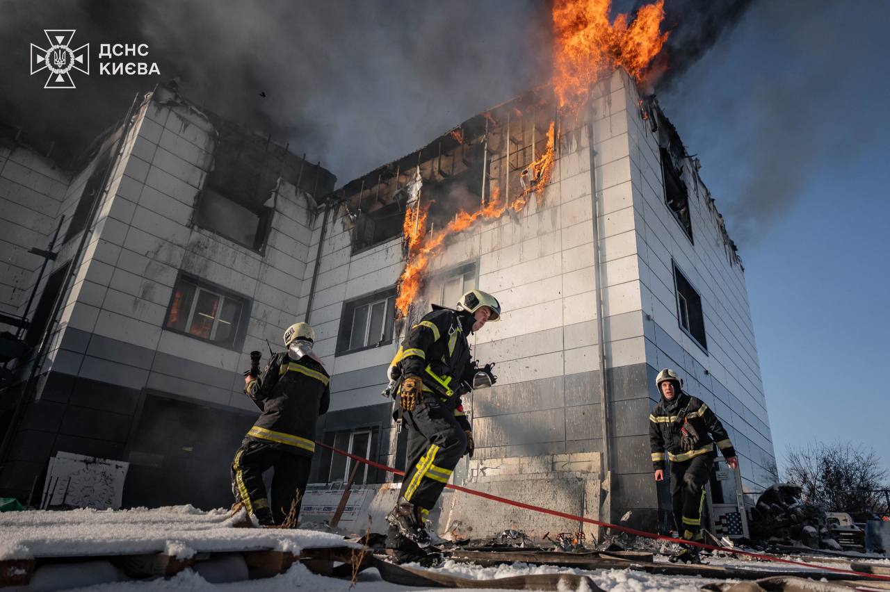 Масштабна пожежа у Солом’янському районі ліквідована - фото 5