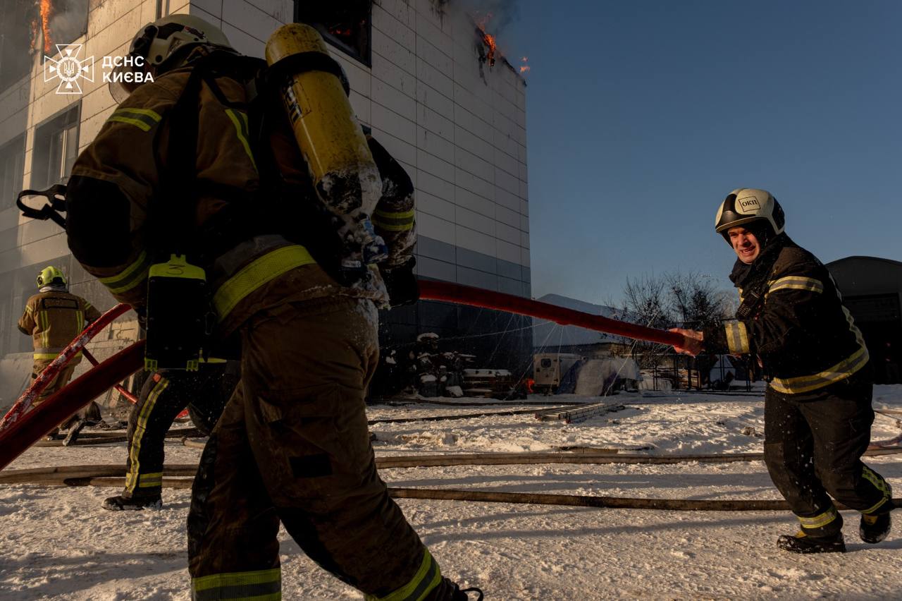 Масштабна пожежа у Солом’янському районі ліквідована