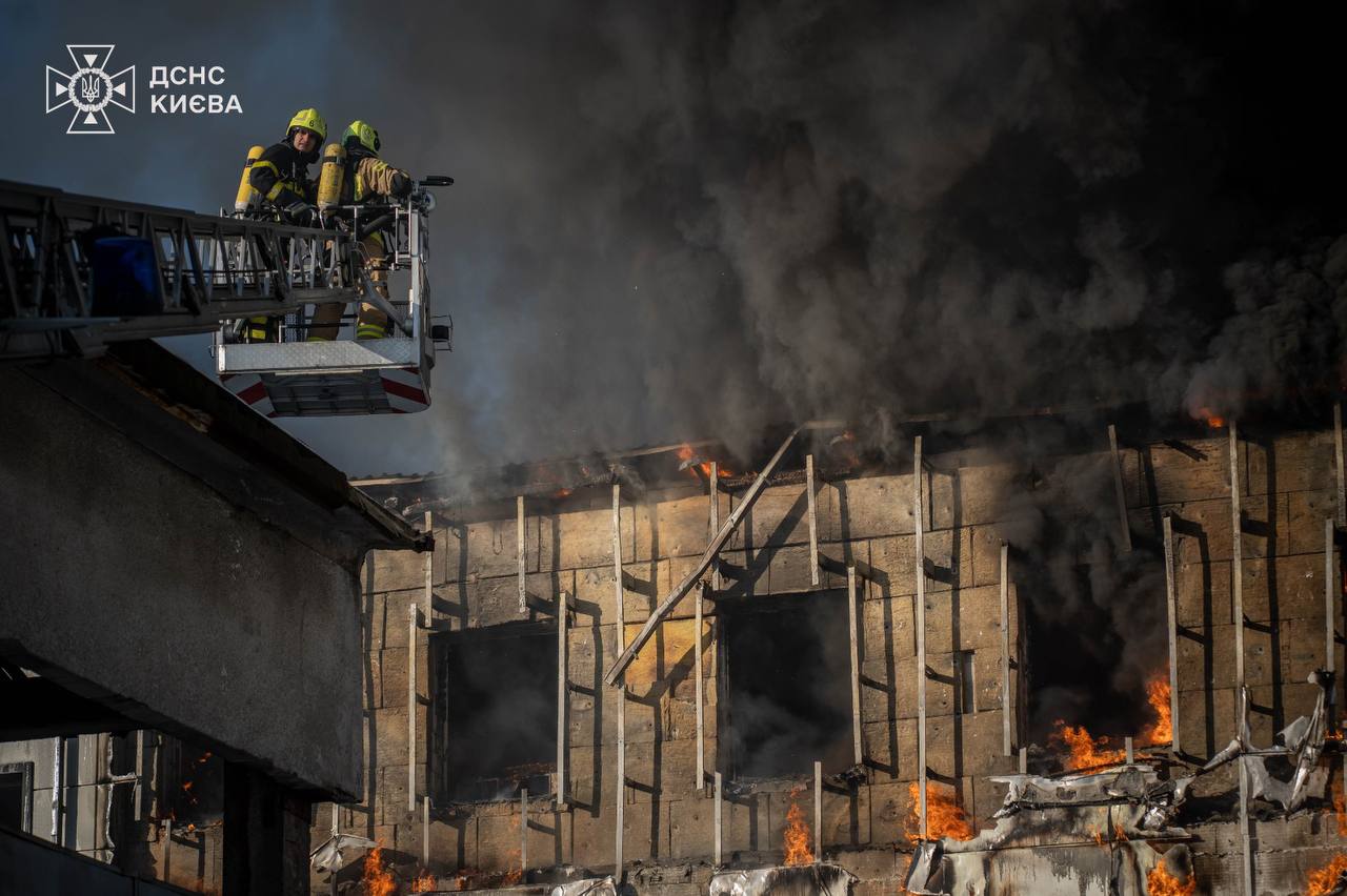Масштабна пожежа у Солом’янському районі ліквідована - фото 3