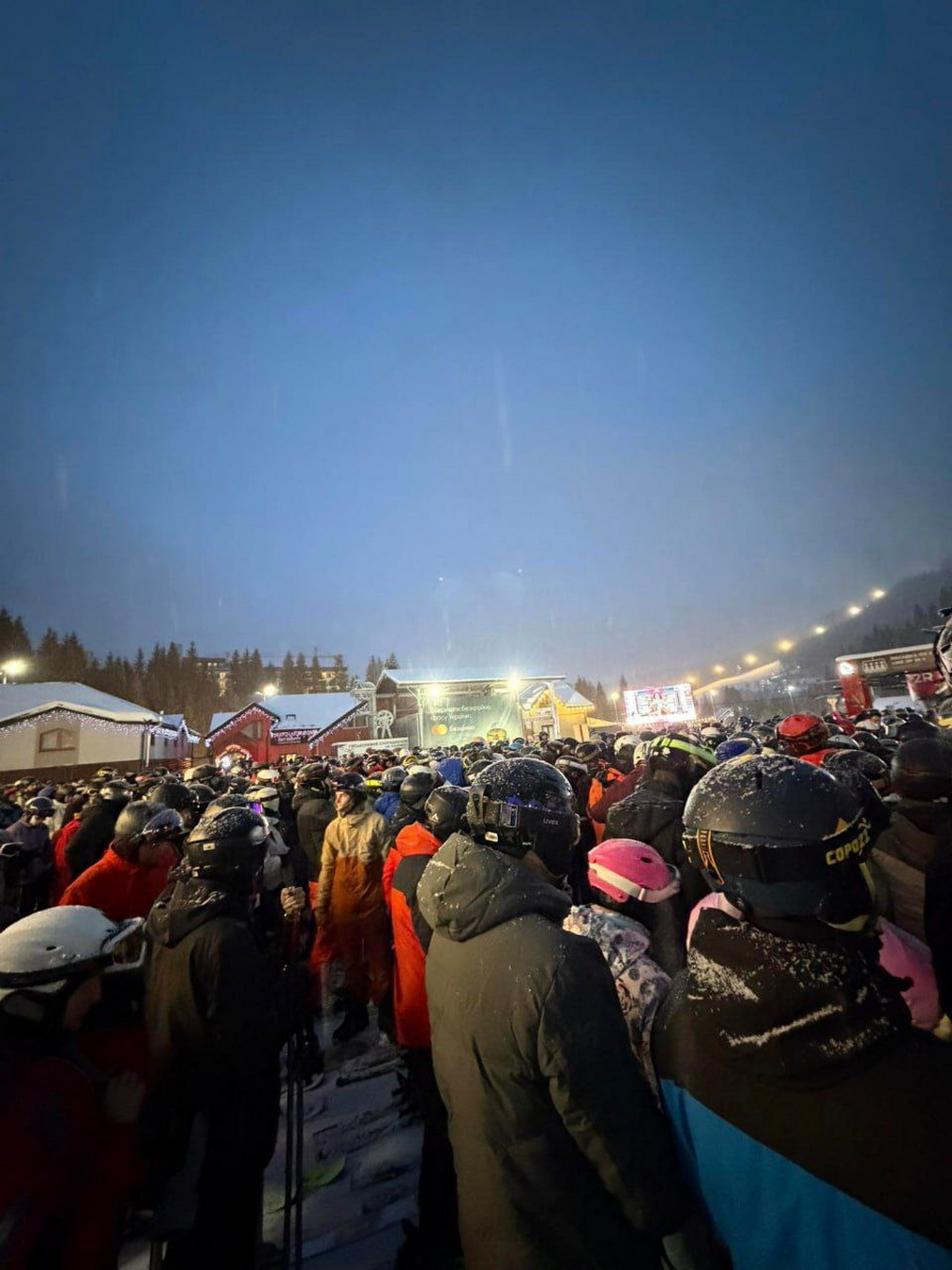 Буковель у пік сезону: кілометрові черги та переповнені підйомники