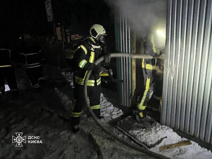 У столиці під час ліквідації пожежі врятували чоловіка