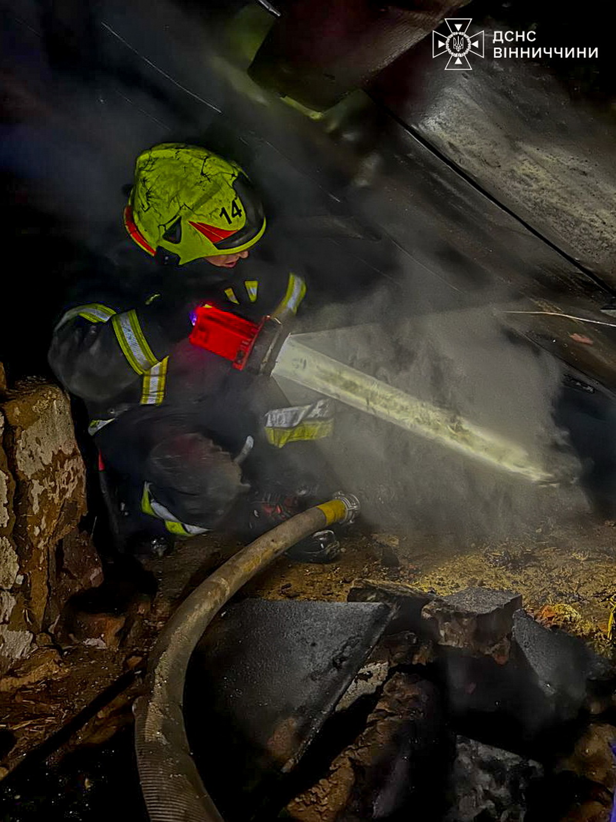 Пожежі у будинках на Вінниччині: одна людина загинула, одну врятували