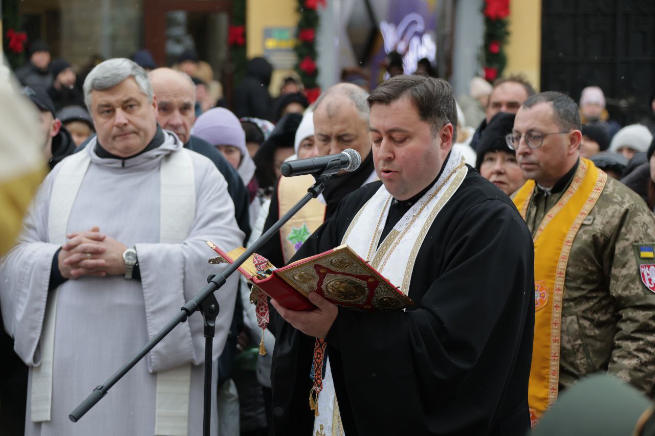 Військові капелани освятили воду на площі Ринок у Львові. Фото - фото 9