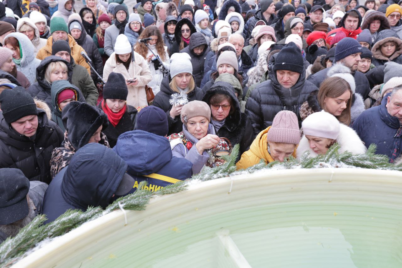 Військові капелани освятили воду на площі Ринок у Львові. Фото - фото 8