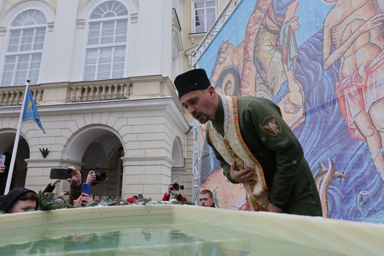 Військові капелани освятили воду на площі Ринок у Львові. Фото - фото 5