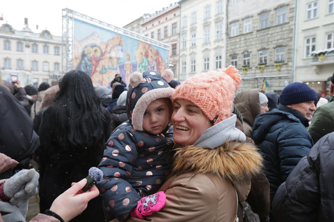 Військові капелани освятили воду на площі Ринок у Львові. Фото - фото 3