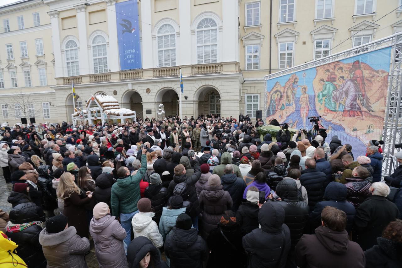 Військові капелани освятили воду на площі Ринок у Львові. Фото - фото 2