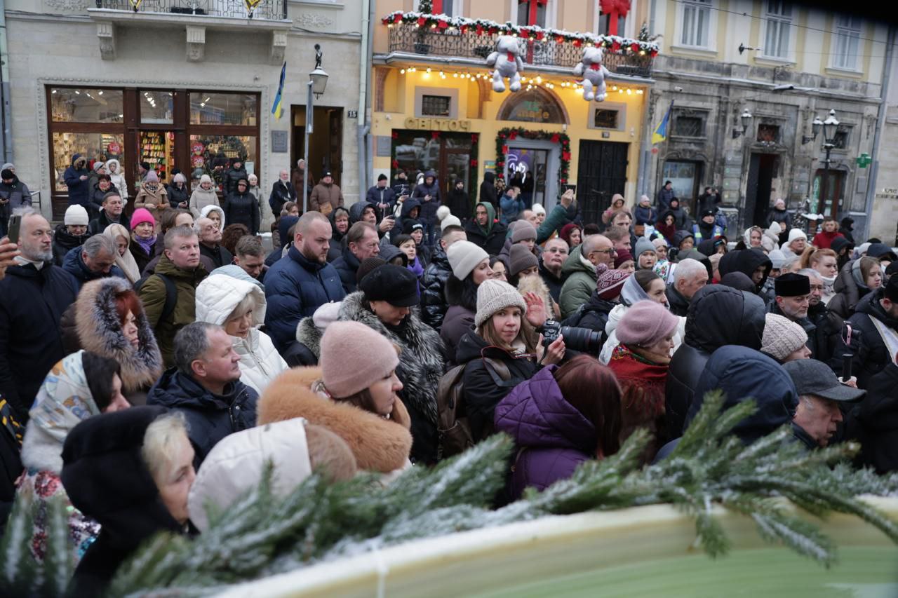 Військові капелани освятили воду на площі Ринок у Львові. Фото
