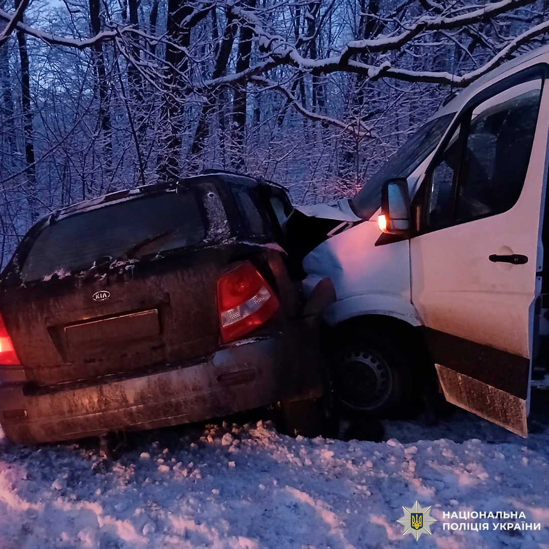 У Харківській області авто врізалося в автобус. Травмувалися 18 людей