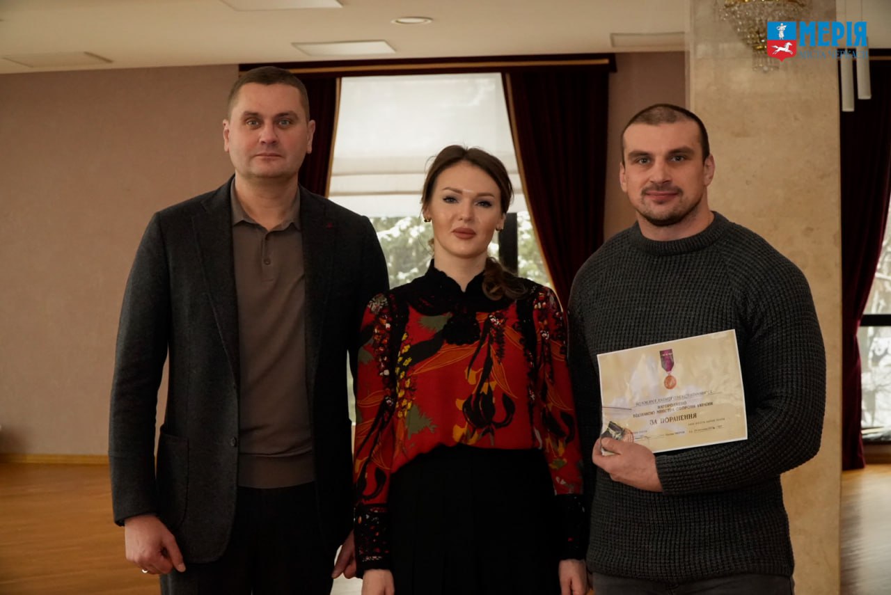У Черкасах вручили державні відзнаки військовослужбовцям та родинам загиблих захисників - фото 4