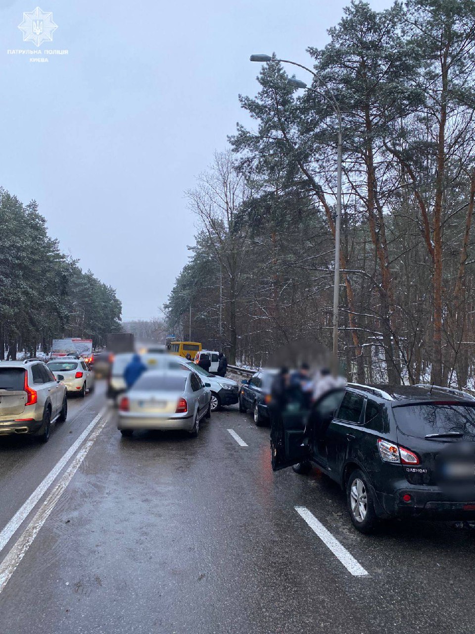 У Києві зіткнулися 13 автомобілів: рух до Вишгорода ускладнений