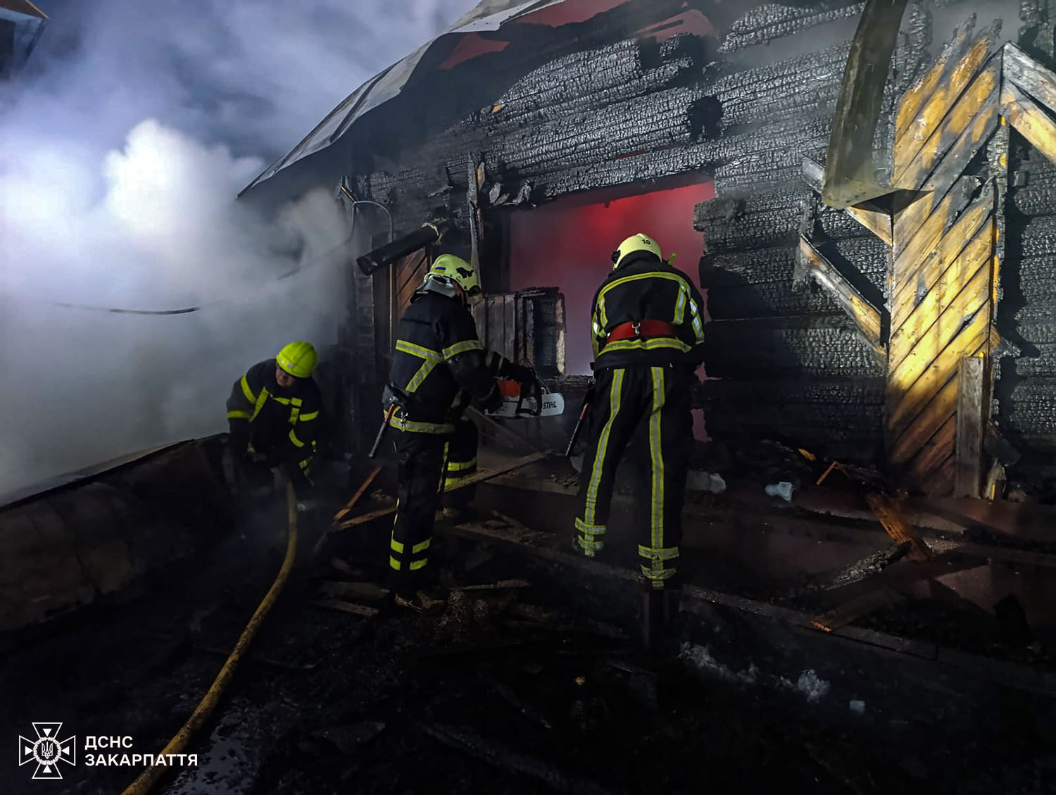 Вогонь охопив старовинну дерев’яну церкву на Закарпатті, коли священник готувався до богослужіння
