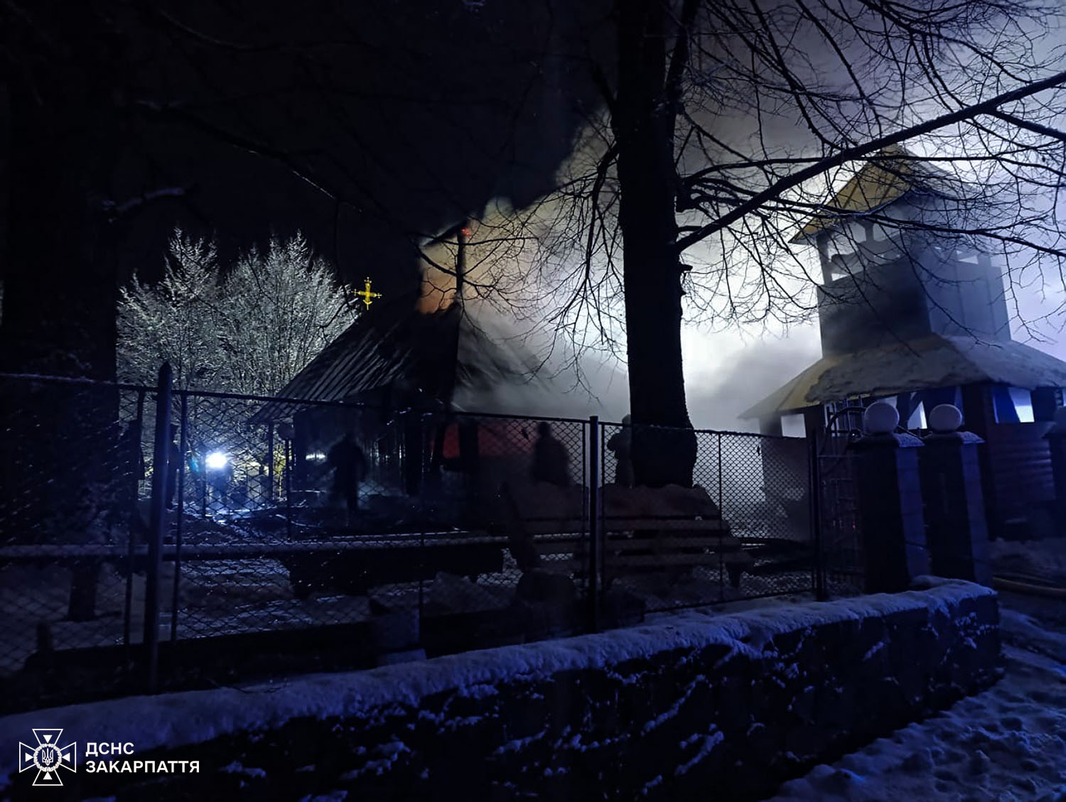 Вогонь охопив старовинну дерев’яну церкву на Закарпатті, коли священник готувався до богослужіння - фото 2