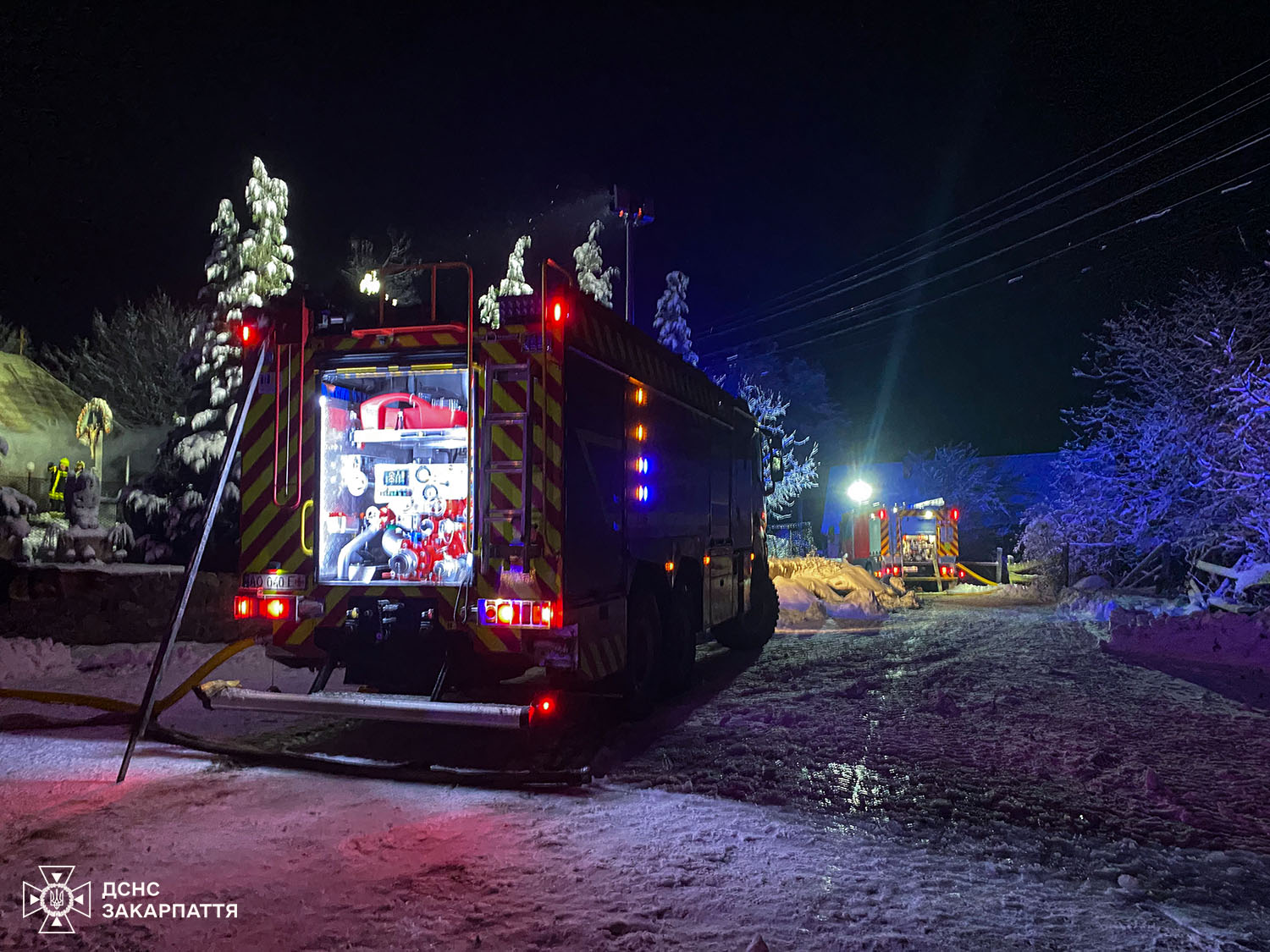 Вогонь охопив старовинну дерев’яну церкву на Закарпатті, коли священник готувався до богослужіння - фото 4