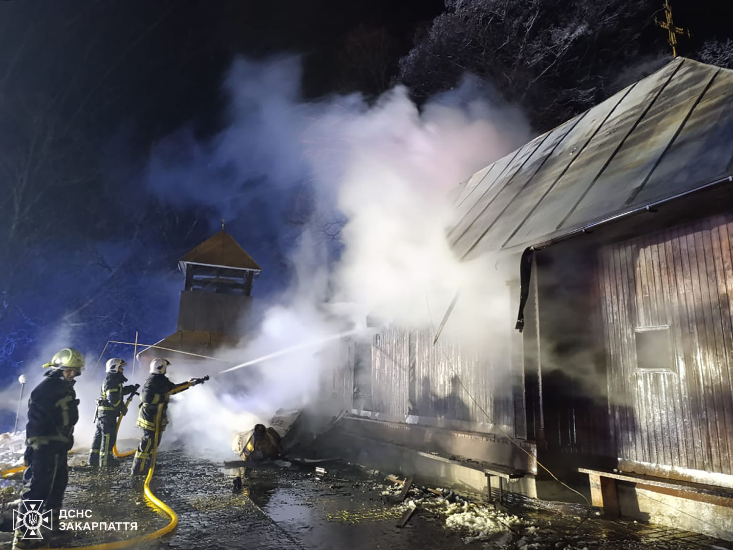 Вогонь охопив старовинну дерев’яну церкву на Закарпатті, коли священник готувався до богослужіння - фото 5