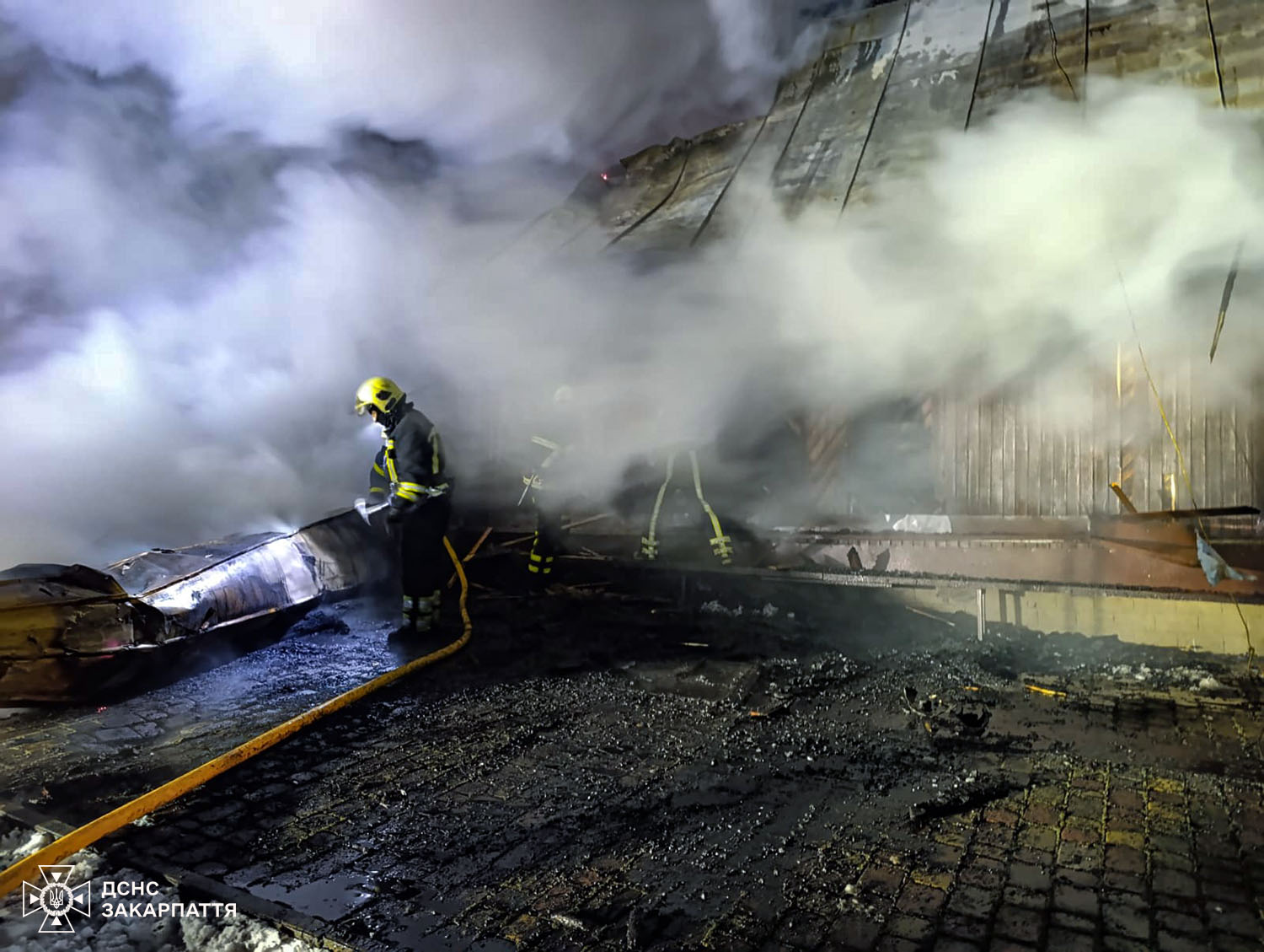 Вогонь охопив старовинну дерев’яну церкву на Закарпатті, коли священник готувався до богослужіння - фото 6
