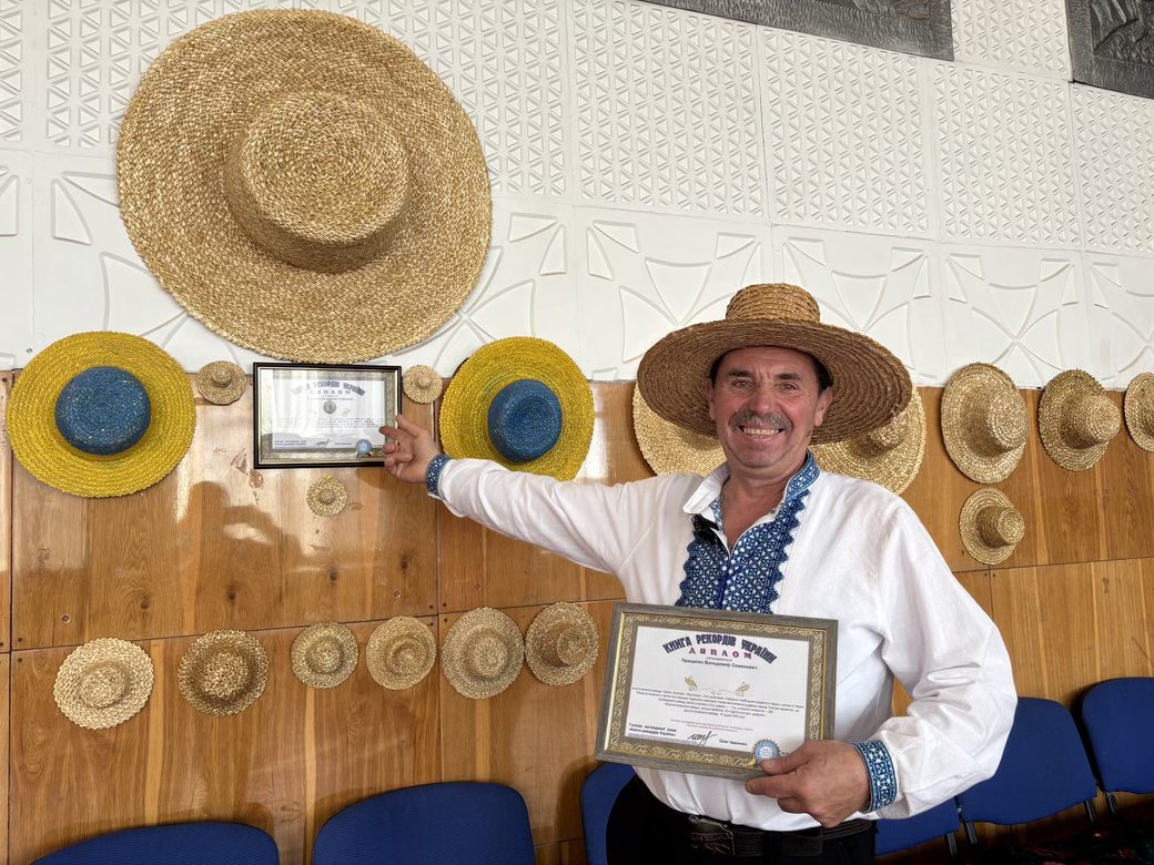 Житель Вінниччини сплів найбільшого різдвяного павука й потрапив до Книги рекордів - фото 3