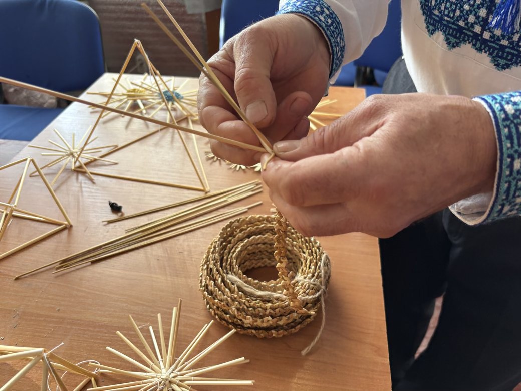 Житель Вінниччини сплів найбільшого різдвяного павука й потрапив до Книги рекордів - фото 2